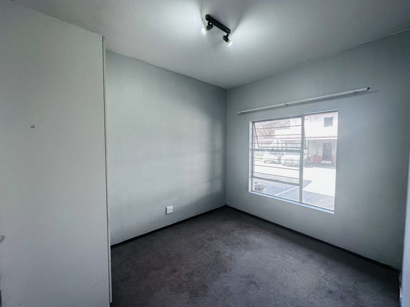 Two bedroom apartment in secure complex - Photo 9