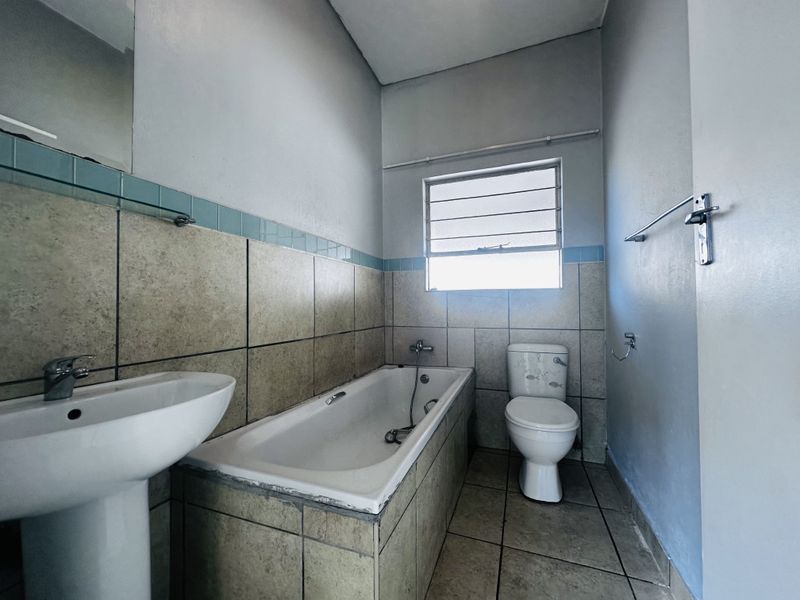 Two bedroom apartment in secure complex - Photo 7