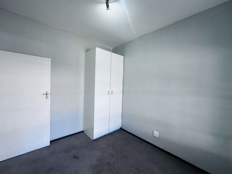 Two bedroom apartment in secure complex - Photo 8