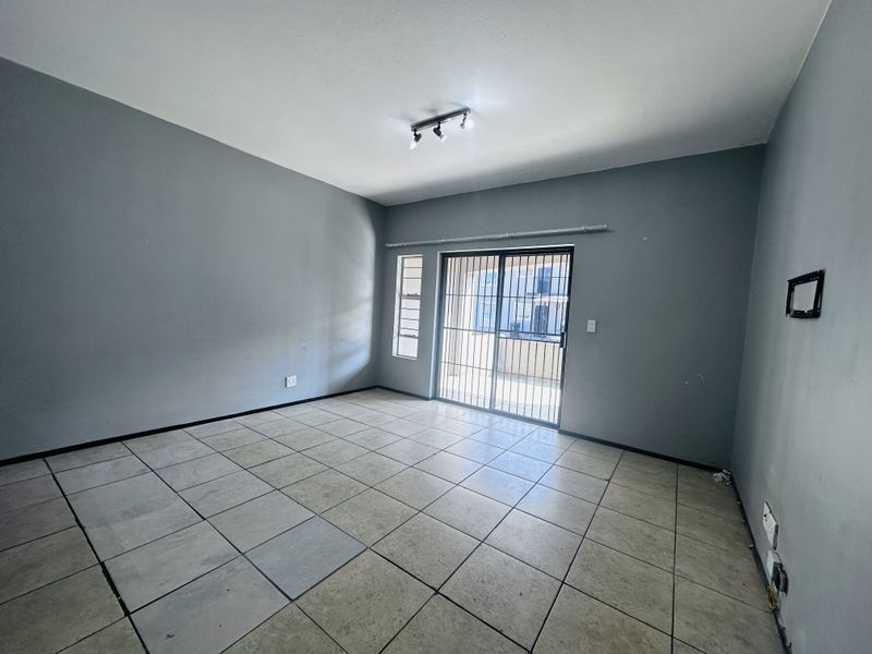 Two bedroom apartment in secure complex - Photo 6