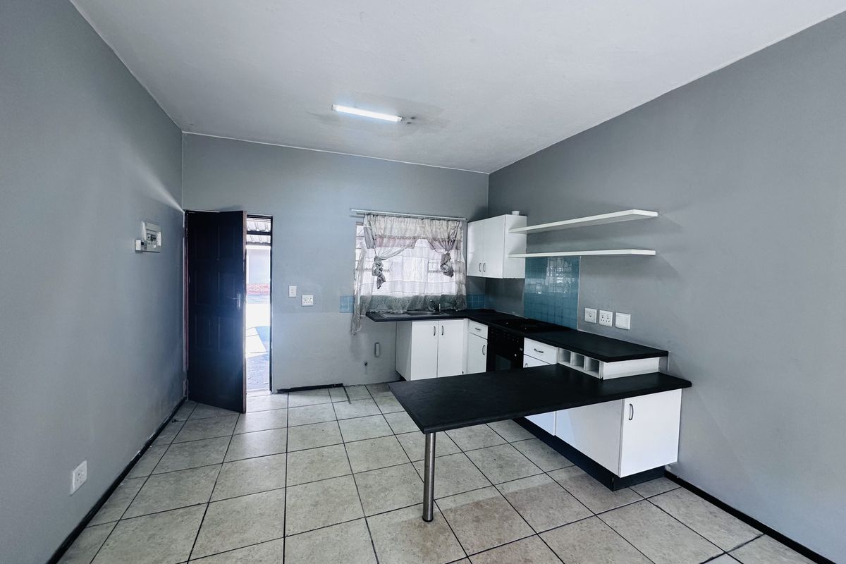 Two bedroom apartment in secure complex - Photo 3