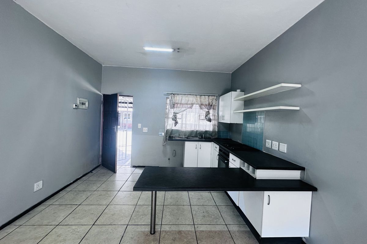 Two bedroom apartment in secure complex - Photo 2