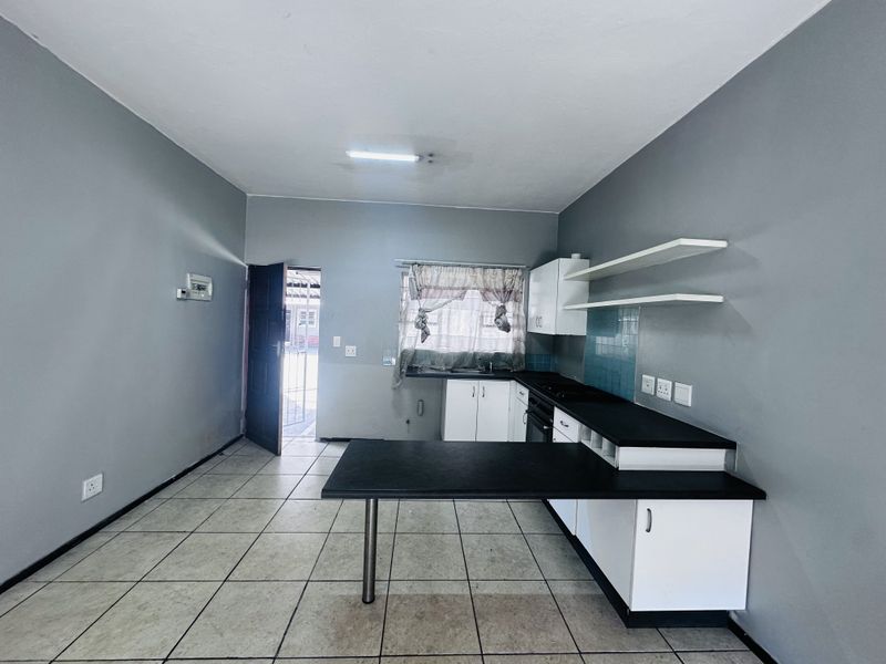 Two bedroom apartment in secure complex - Photo 2