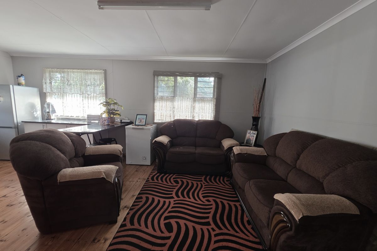 Versatile 3-Bedroom Home with Pool and Bonus 2-Bedroom Wendy House - Photo 5