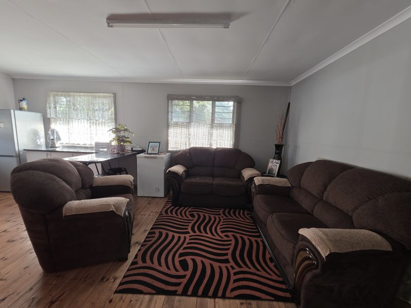 Versatile 3-Bedroom Home with Pool and Bonus 2-Bedroom Wendy House - Photo 5