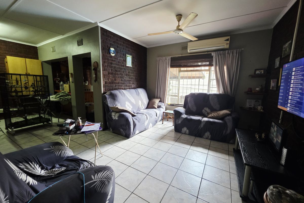 Versatile 3-Bedroom Home with Pool and Bonus 2-Bedroom Wendy House - Photo 4