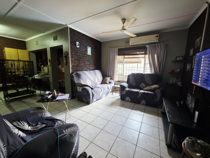 Versatile 3-Bedroom Home with Pool and Bonus 2-Bedroom Wendy House - Photo 4