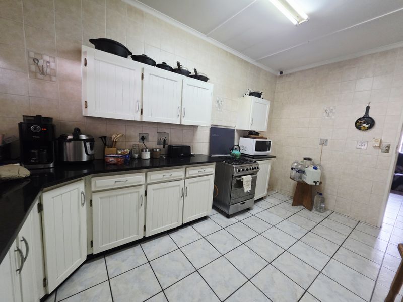 Versatile 3-Bedroom Home with Pool and Bonus 2-Bedroom Wendy House - Photo 9