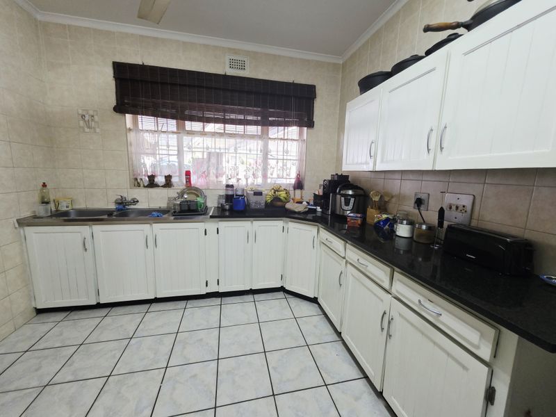 Versatile 3-Bedroom Home with Pool and Bonus 2-Bedroom Wendy House - Photo 10