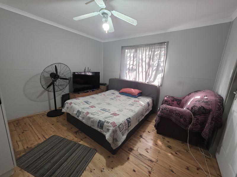 Versatile 3-Bedroom Home with Pool and Bonus 2-Bedroom Wendy House - Photo 8