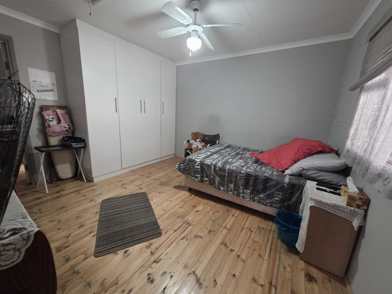 Versatile 3-Bedroom Home with Pool and Bonus 2-Bedroom Wendy House - Photo 6