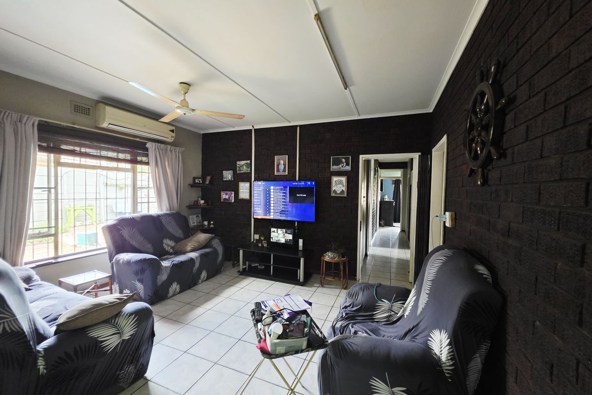 Versatile 3-Bedroom Home with Pool and Bonus 2-Bedroom Wendy House - Photo 3