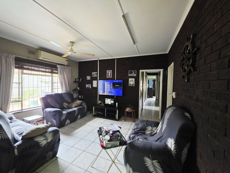 Versatile 3-Bedroom Home with Pool and Bonus 2-Bedroom Wendy House - Photo 3