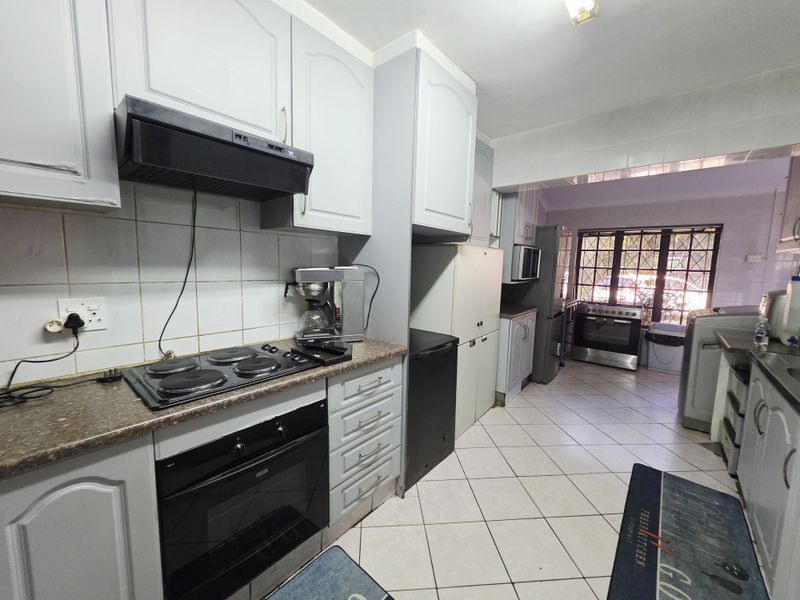 Stylish 3-Bedroom Duplex with Jacuzzi – Comfortable & Modern Living - Photo 4