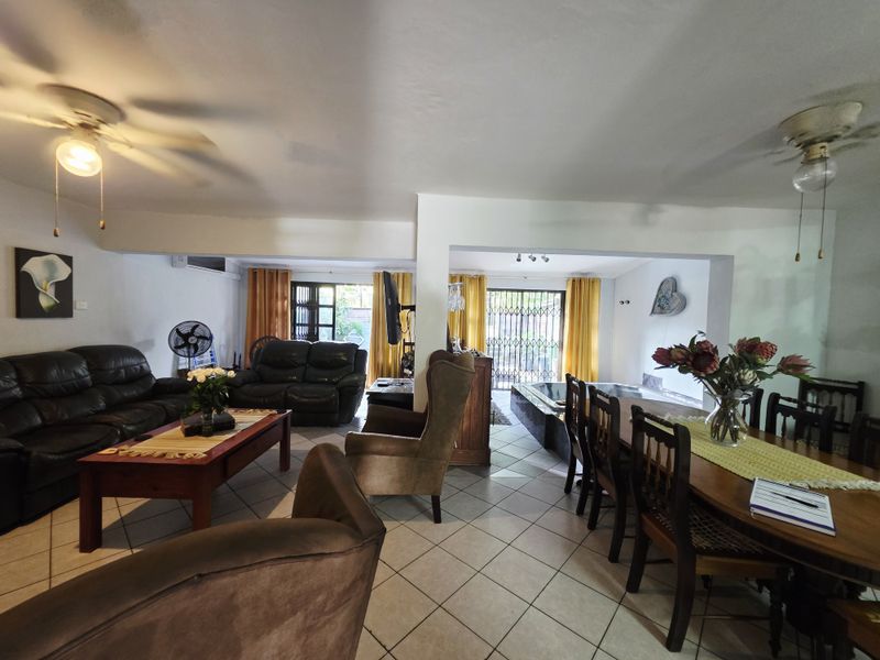 Stylish 3-Bedroom Duplex with Jacuzzi – Comfortable & Modern Living - Photo 9