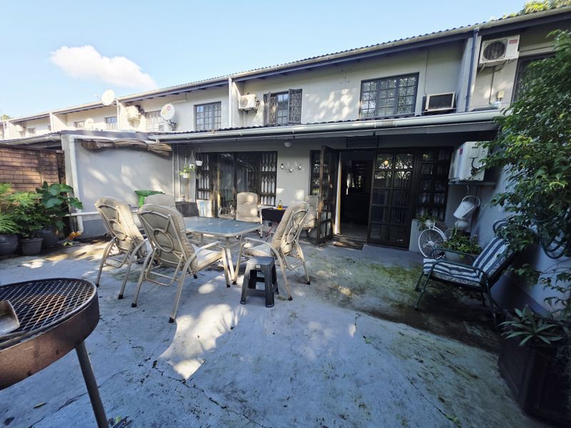 Stylish 3-Bedroom Duplex with Jacuzzi – Comfortable & Modern Living - Photo 3