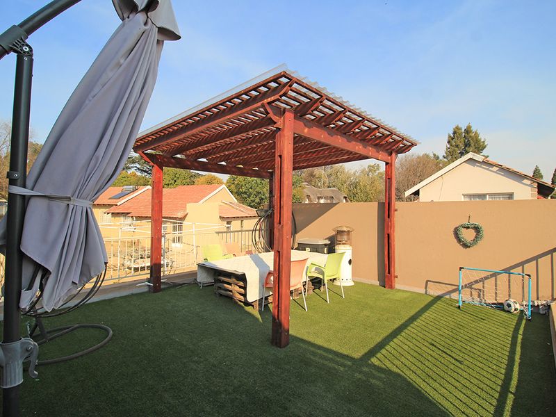 Warm, Wonderful, Convenient Home in Chimes Square - Photo 10