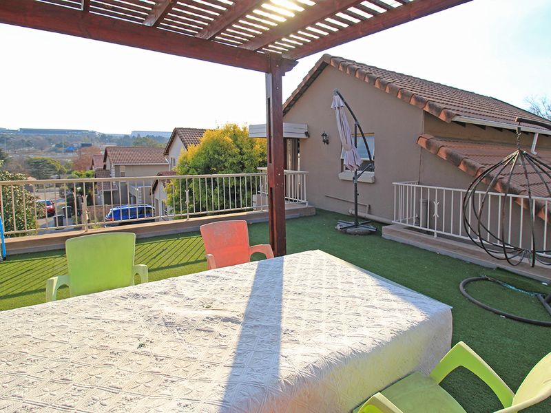 Warm, Wonderful, Convenient Home in Chimes Square - Photo 9