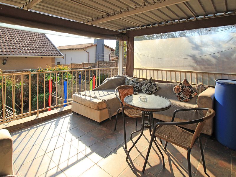 Warm, Wonderful, Convenient Home in Chimes Square - Photo 8