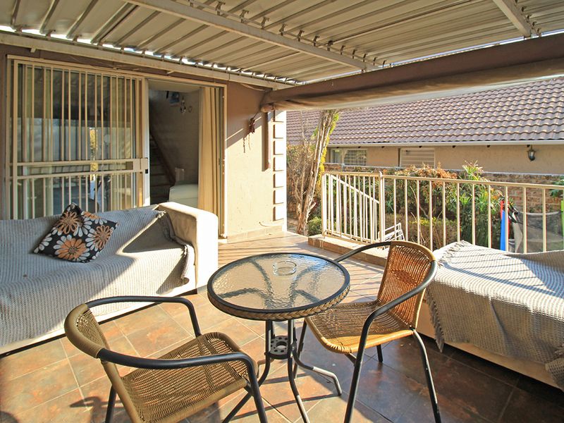 Warm, Wonderful, Convenient Home in Chimes Square - Photo 7