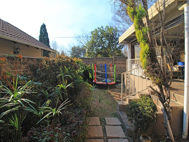 Warm, Wonderful, Convenient Home in Chimes Square - Photo 4