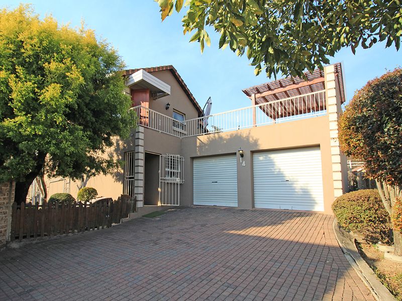 Warm, Wonderful, Convenient Home in Chimes Square - Photo 3