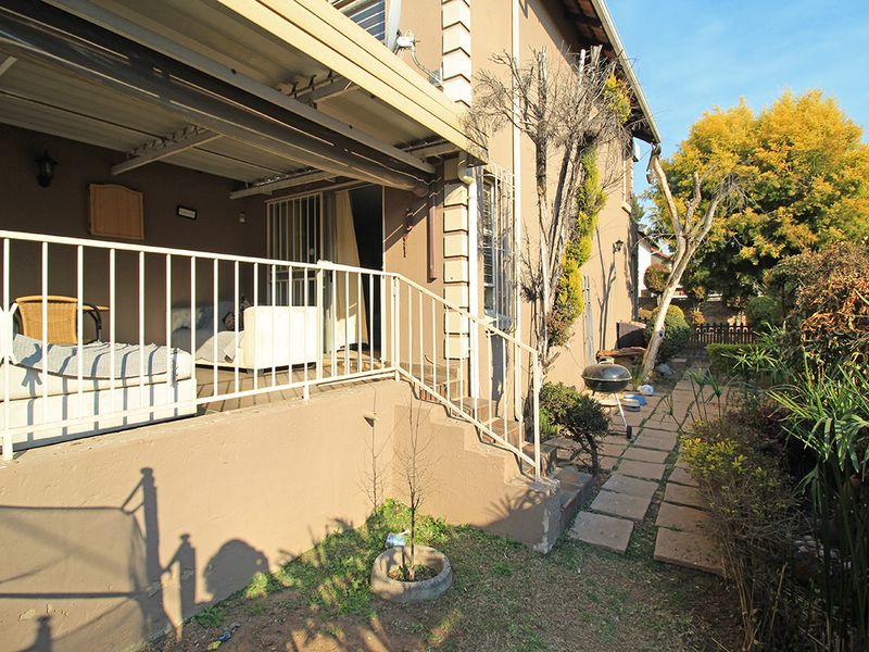 Warm, Wonderful, Convenient Home in Chimes Square - Photo 6