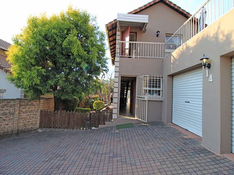 Warm, Wonderful, Convenient Home in Chimes Square - Photo 2