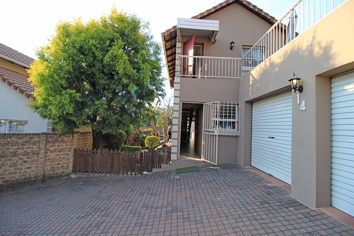 Warm, Wonderful, Convenient Home in Chimes Square - Photo 2