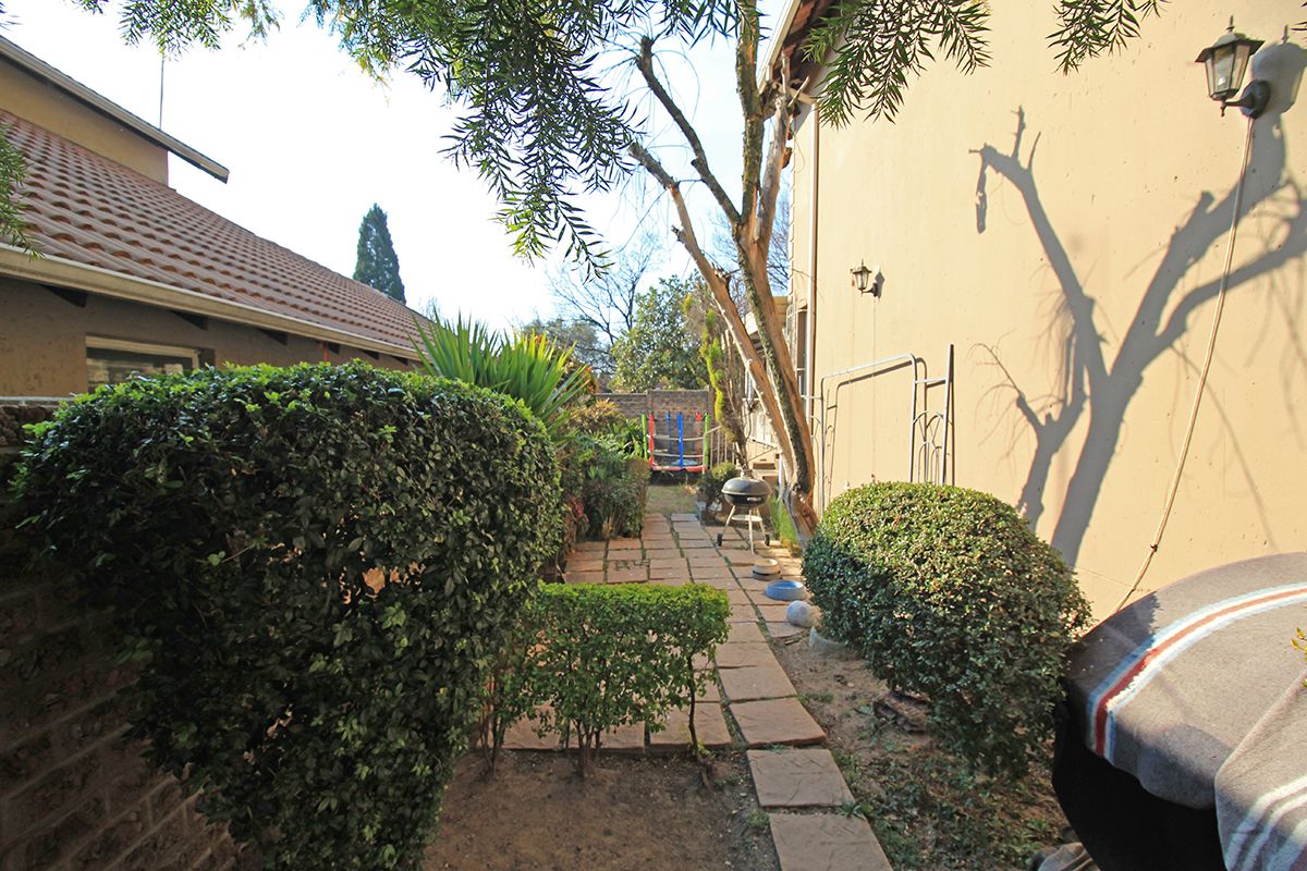 Warm, Wonderful, Convenient Home in Chimes Square - Photo 5