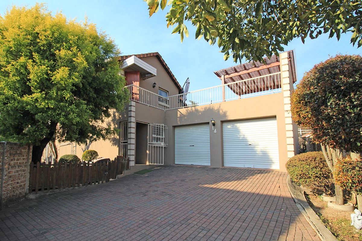 Warm, Wonderful, Convenient Home in Chimes Square - Photo 3