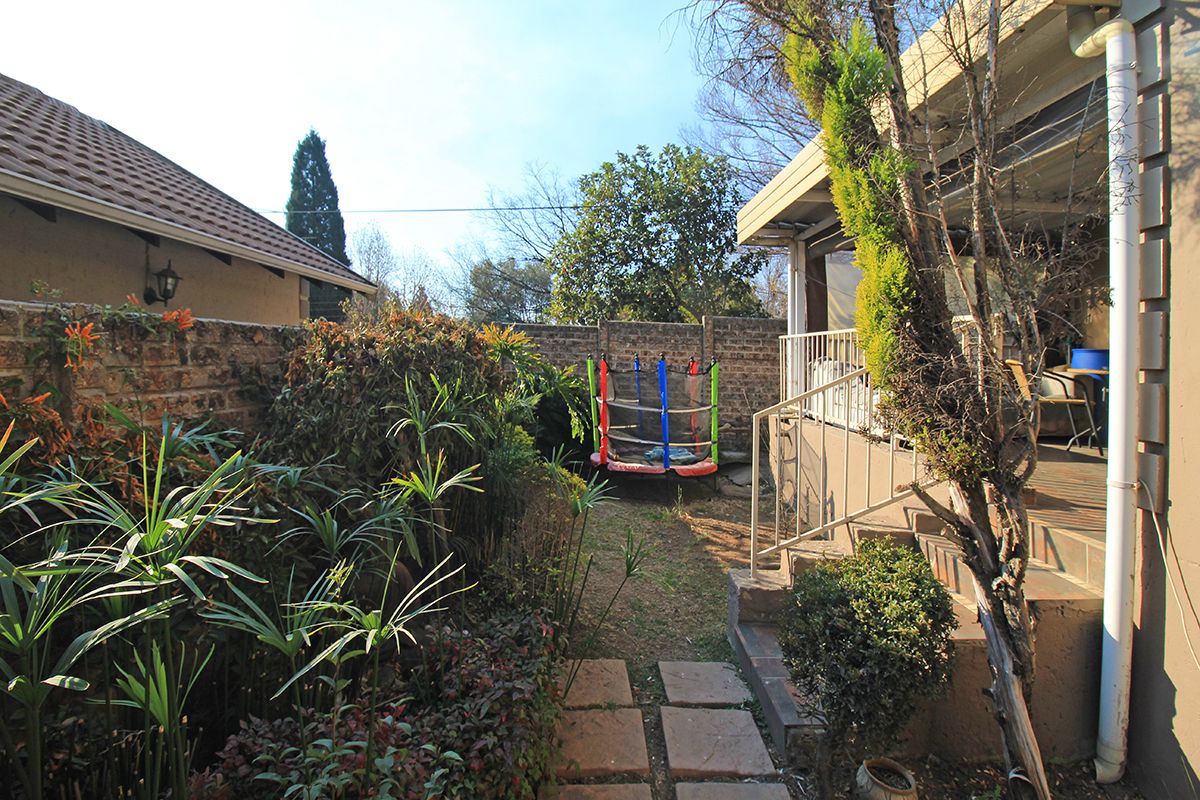 Warm, Wonderful, Convenient Home in Chimes Square - Photo 4