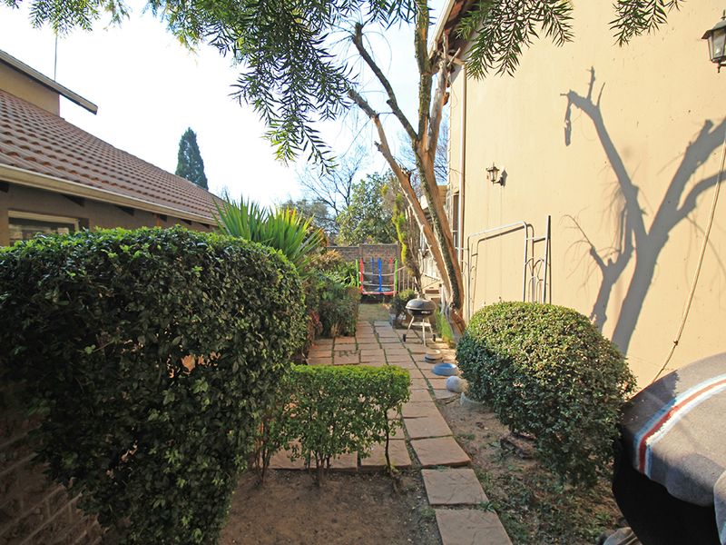 Warm, Wonderful, Convenient Home in Chimes Square - Photo 5