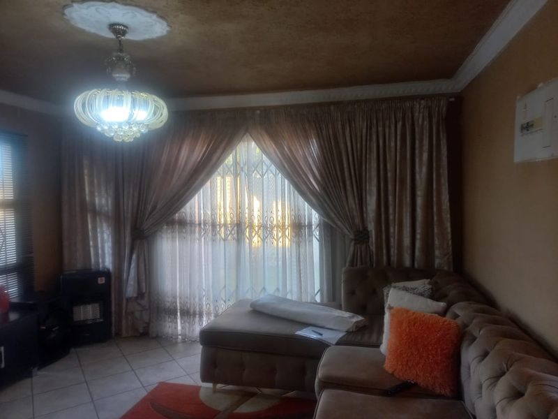 Modern Two Bedroom, Two bathroom Stand Alone with double garage to let. - Photo 10
