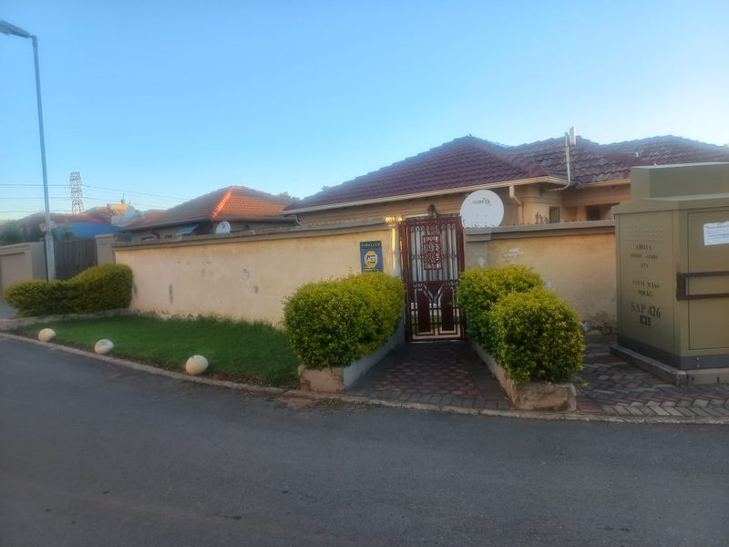 Modern Two Bedroom, Two bathroom Stand Alone with double garage to let. - Photo 6