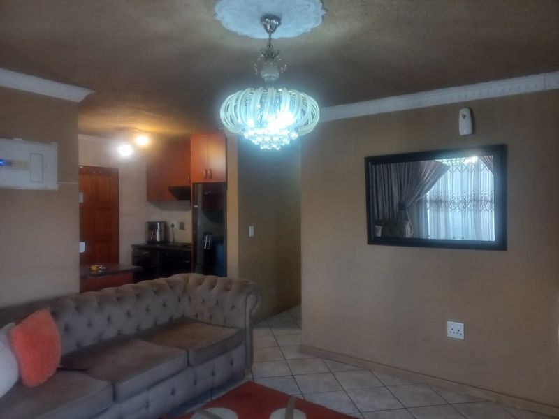 Modern Two Bedroom, Two bathroom Stand Alone with double garage to let. - Photo 4