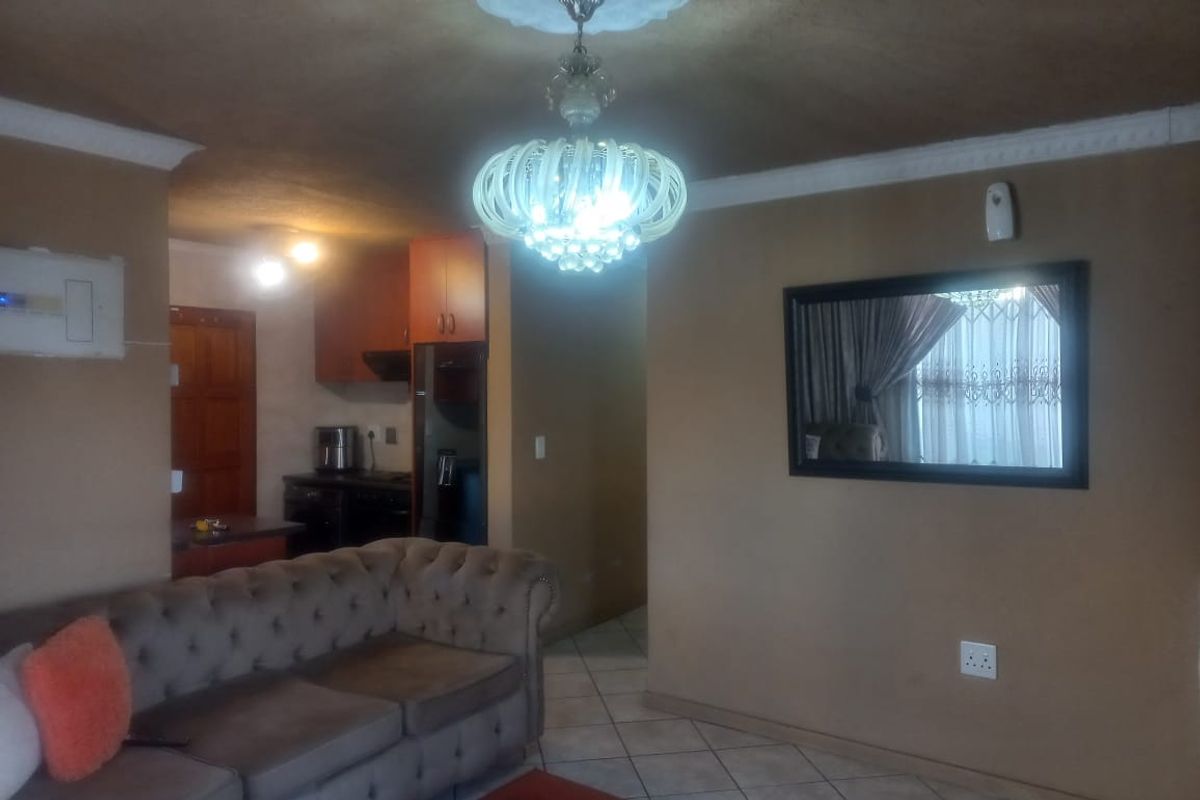 Modern Two Bedroom, Two bathroom Stand Alone with double garage to let. - Photo 4