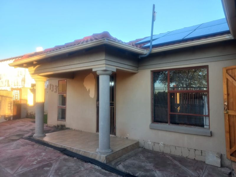 Modern Two Bedroom, Two bathroom Stand Alone with double garage to let. - Photo 3