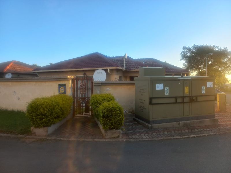 Modern Two Bedroom, Two bathroom Stand Alone with double garage to let. - Photo 2