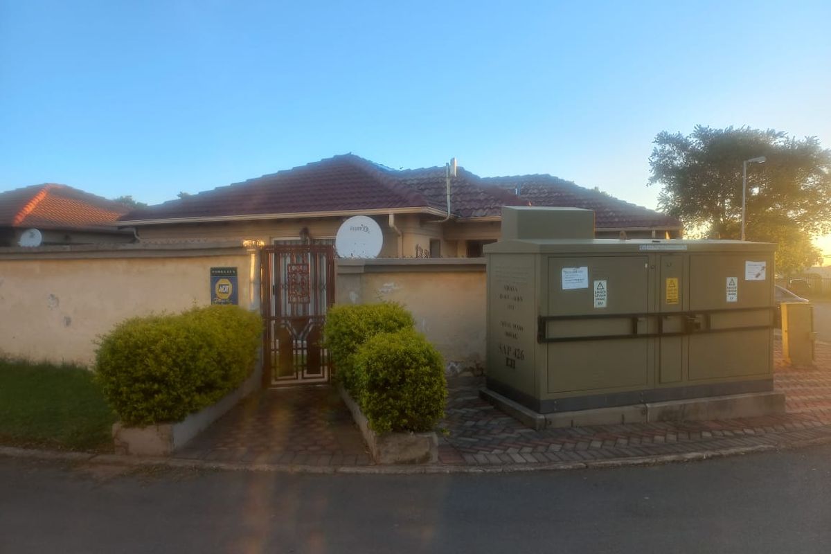 Modern Two Bedroom, Two bathroom Stand Alone with double garage to let. - Photo 2