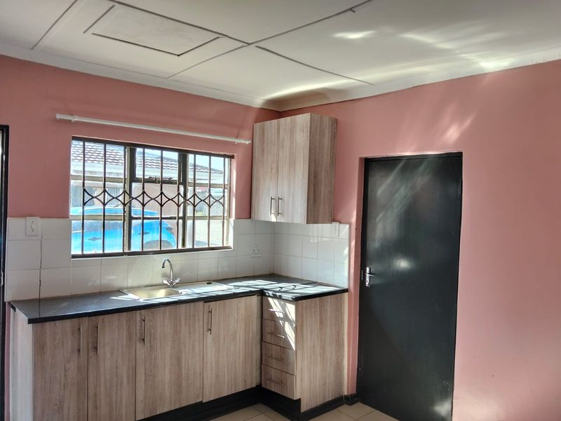 Cosy Bachelor Flat Available - Photo 3