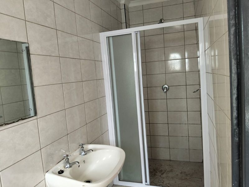 Cosy Bachelor Flat Available - Photo 10