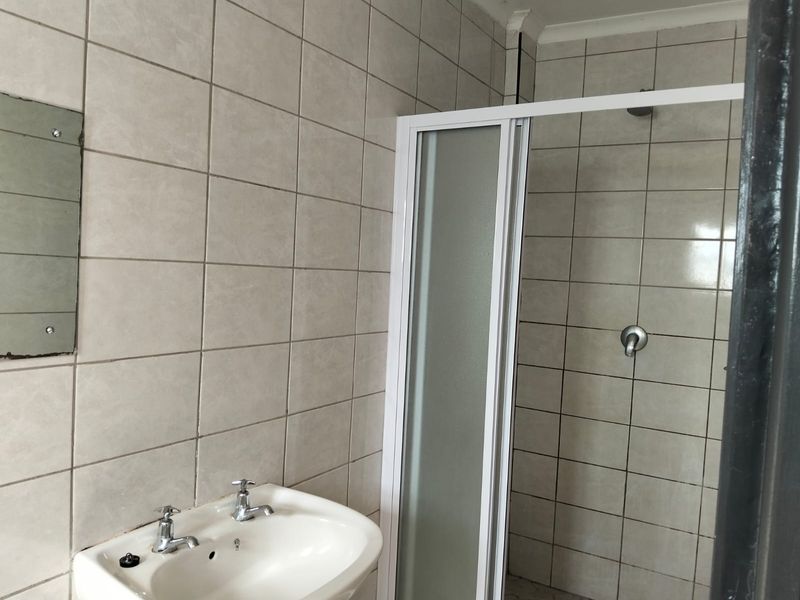 Cosy Bachelor Flat Available - Photo 9