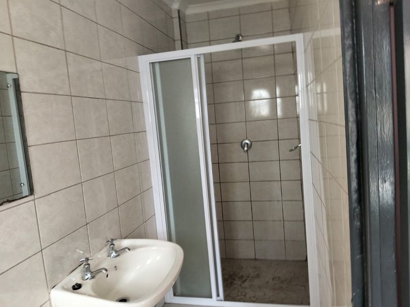 Cosy Bachelor Flat Available - Photo 8