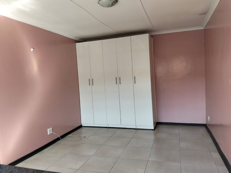 Cosy Bachelor Flat Available - Photo 7