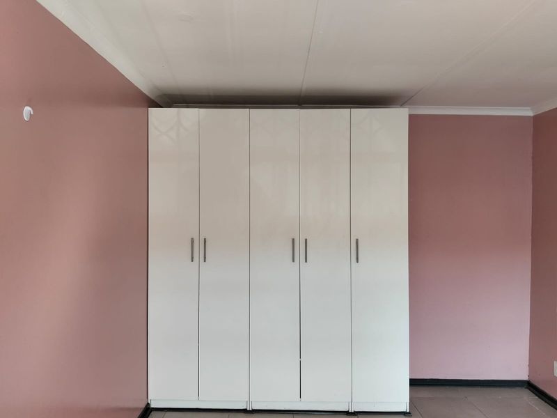 Cosy Bachelor Flat Available - Photo 6