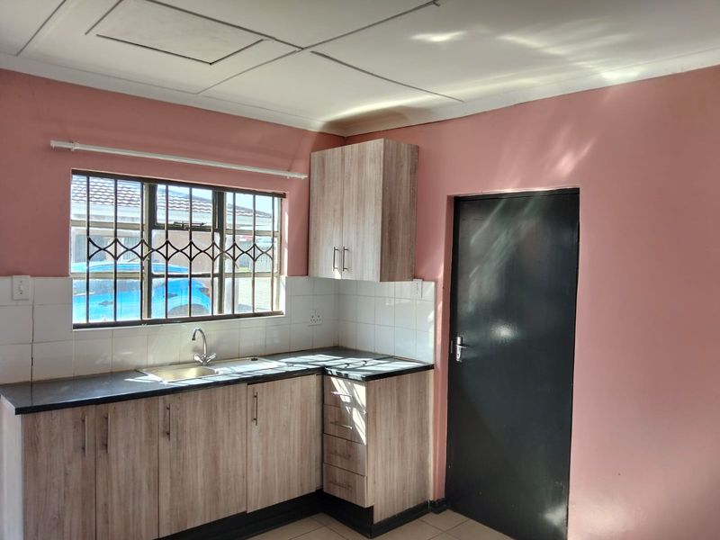 Cosy Bachelor Flat Available - Photo 5