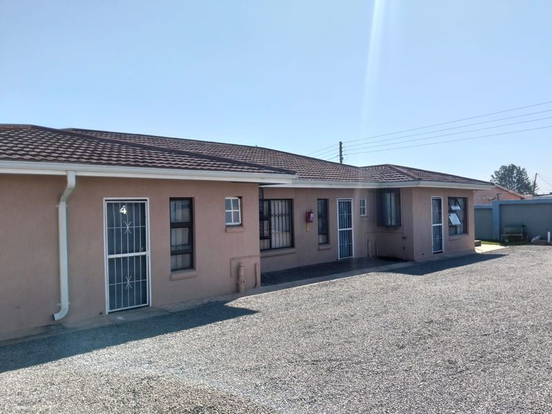 Cosy Bachelor Flat Available - Photo 2