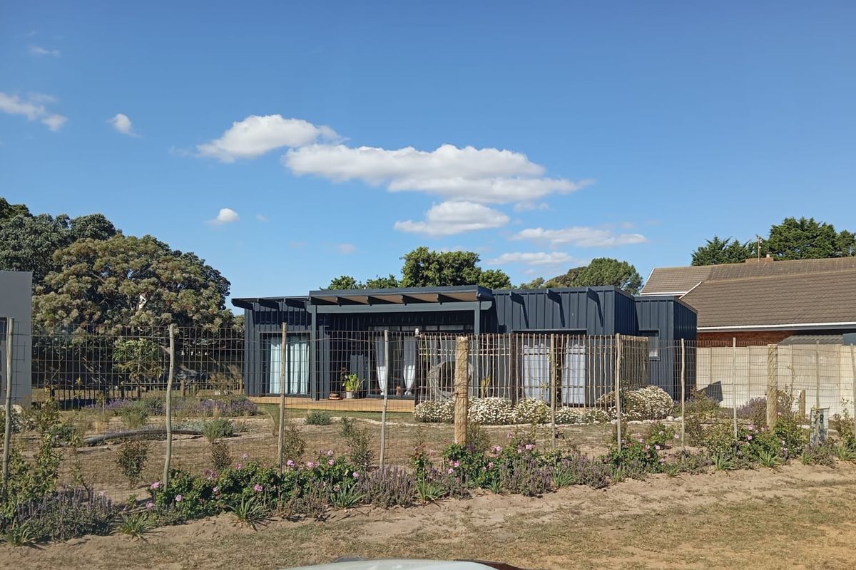 Modern Furnished Two-Bedroom Home to Rent in Tranquil Fisherhaven, Hermanus - Photo 2