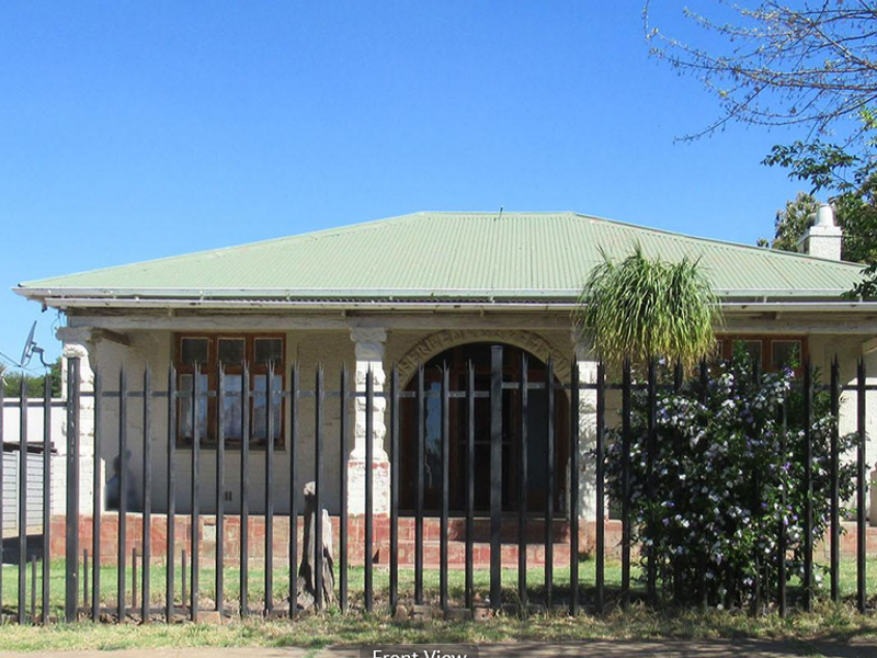 A canvvass to start changing theis once loved 3 bedroom family house in to your dream home - Photo 1